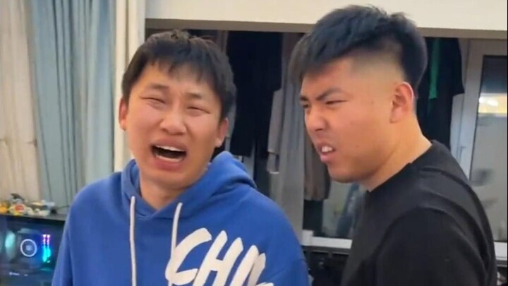 แกล้งเพื่อนร่วมห้องด้วยเครื่องดื่ม ทั้งสองคนถึงกับพังทันที ช่างเล่นได้หนักจริงๆ!