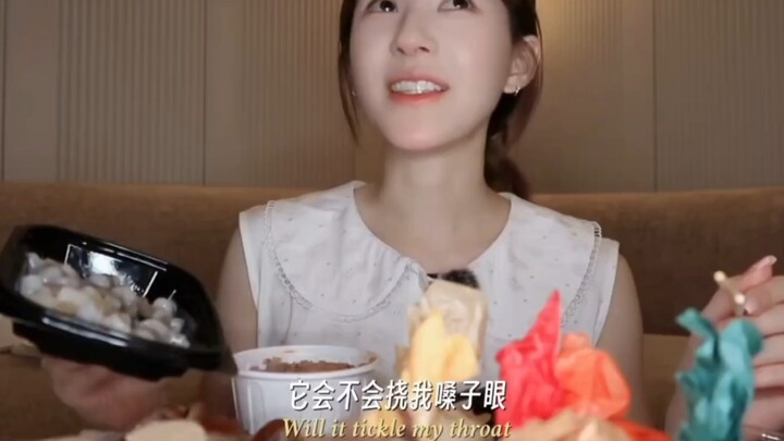 Watching Zhao Lusi’s mukbang is so cute, it’s making me hungry!