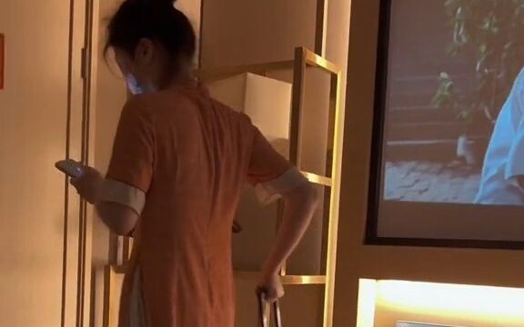 She turned and walked away—and in that moment, I suddenly understood what it really means to leave.