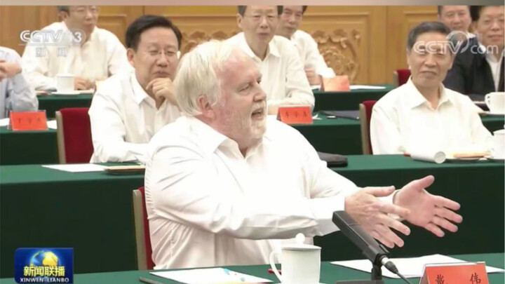 Tiến sĩ Đới tham dự buổi tọa đàm với tư cách là một trong bảy nhà khoa học và phát biểu.