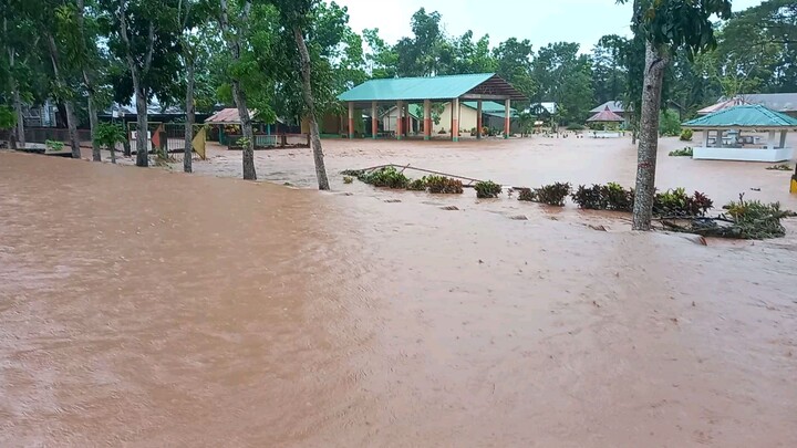 First time bumaha ng ganito sa lugar namin. Umapaw sa National Highway ang tubig.