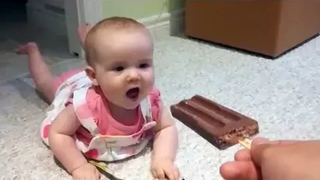 ADORABLE BABY GIRL แลบลิ้นขณะมองดูไอศกรีม - วิดีโอตลกสำหรับเด็ก