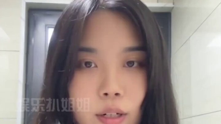 فتاة من مواليد الألفية الثالثة تتبع موضة تسريحة "القمة العالية"، وتُحدث مفاجأة بإطلاق موجة جديدة في 