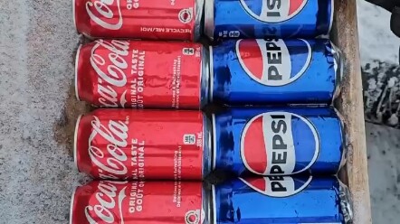 لحظة التفجير المحرِّرة لزجاجة تتدحرج فوق جبل من السكاكين!