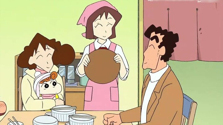 [Crayon Shin-chan] Cả nhà đi ăn mì udon tự làm rồi đi siêu thị mua bó rau về nấu tại nhà.