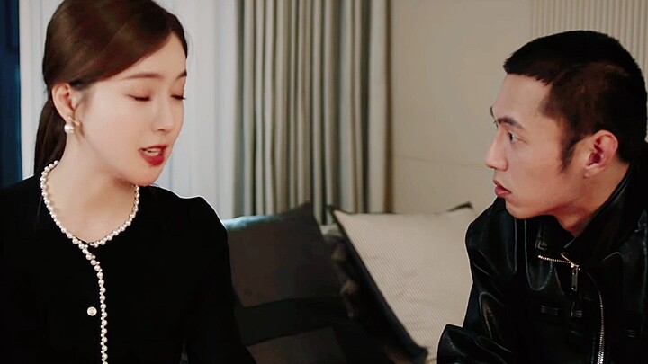 A young security guard is unexpectedly chosen by a wealthy woman, and from then on, he rises to the 