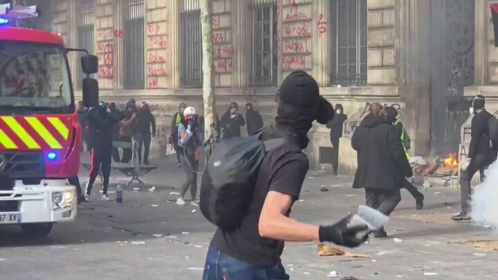 Even protestors are sick of people attacking first responders. Paris, Place de la République.