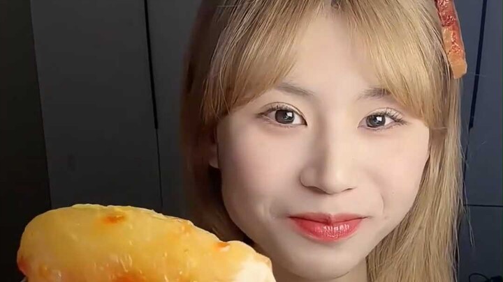 حتى البعوضة التي تأتي لتشرب دم الأخت لازم تاكل فصين ثوم!