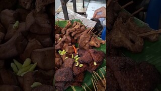 pagi pagi buta sudah jualan di pojokan pasar gede solo