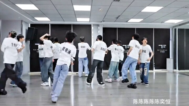 เด็กหน้าตาดียืนตรงกลางนะ