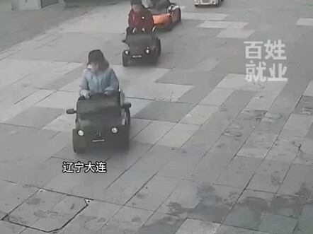 4 Kids Drive Toy Cars to the Car Wash, Hoping to Split a 9.9 RMB Express Wash — Boss: “For luxury ca