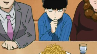 Maomaoju quietly eating French fries~