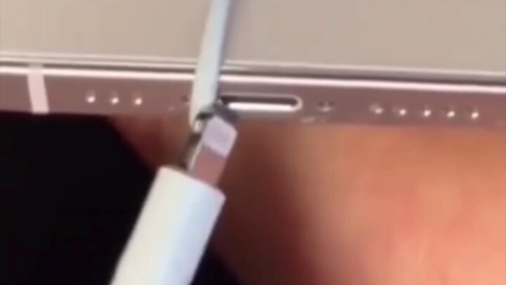 手机没电了，半天充不上电，只能强制开机了。