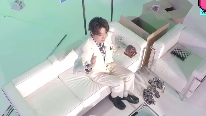 Jung Hoseok's string puppet dance in the live broadcast of his new album!!