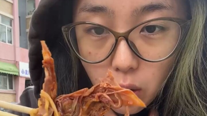 Cổ vịt nhà họ Tào: Trước khi ăn: Cay đến mức nào chứ? Tôi không tin!