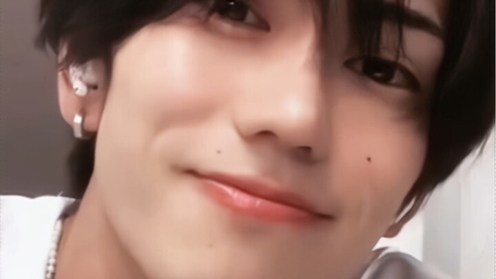[Higuchi Kōhei] This guy definitely sticks his tongue out when he kisses.