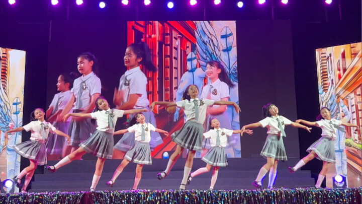 Kindergarten graduation ceremony performance of Wang Xinling's "Love You"