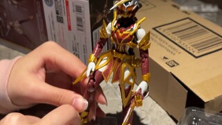 Sweet pose! Let your girlfriend unbox the Kamen Rider toys [Black Rock VLOG]