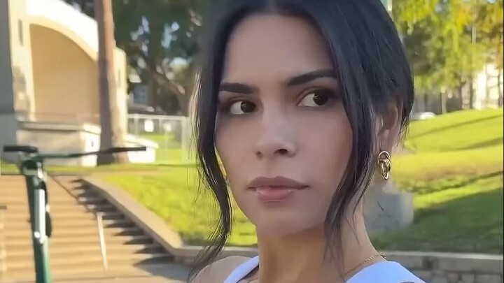 当你的女友看到你在和别的女生说话：