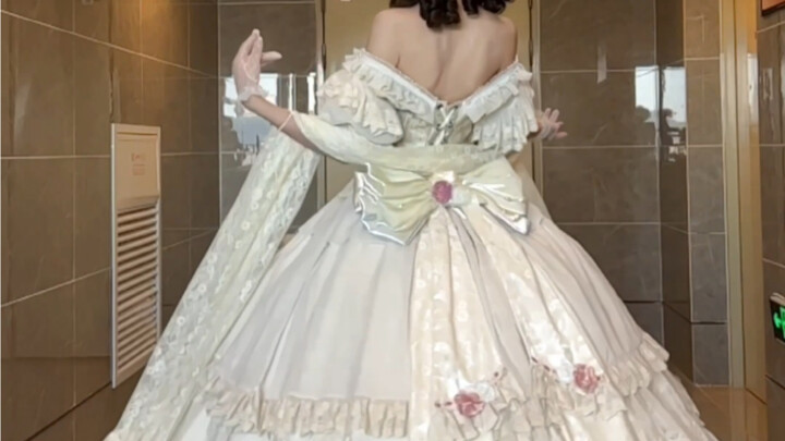 This is the wedding dress that makes my waist look slimmest I’ve ever worn!
