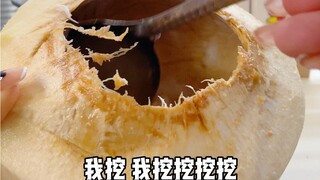 Satu kelapa, dua cara minum