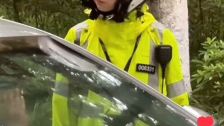 [Instagram] On the international web, a super cute female traffic cop in Hangzhou has won hearts—for