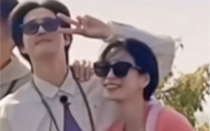 بطلة الجزء الثاني من "المجد المظلم" وزميلها في الجامعة جون ميون من فرقة EXO، يا لها من تعاون خيالي—