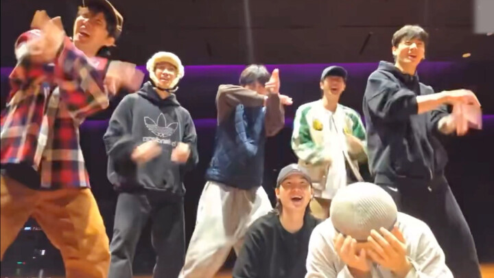 【BTS】Đang nói chuyện bỗng dưng nhảy luôn vũ đạo nhóm dao~