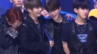 StrayKids Lee Minho LeeKnow-พี่ชายคนที่สองเกลี้ยกล่อมทางซ้ายและเกลี้ยกล่อมทางด้านขวาเสร็จแล้ว