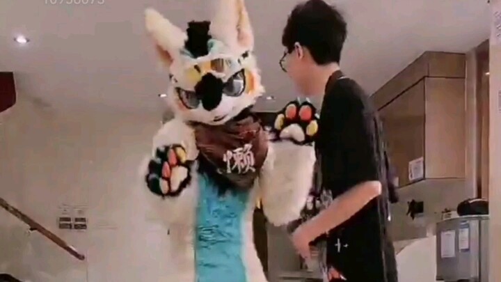 原来是 自己抱自己