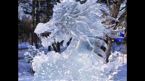 Bức tượng rồng băng khổng lồ ở Cáp Nhĩ Tân bị một du khách nhí bẻ gãy răng; phía ban quản lý cho biế