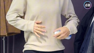 Chị Đèn hậu hào phóng khoe dáng