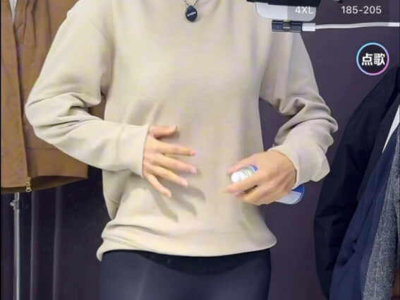 尾灯姐大方展示