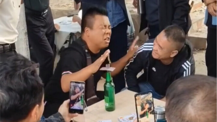 Tuyệt kỹ thất truyền chốn giang hồ: Đưa chìa khóa qua chai!