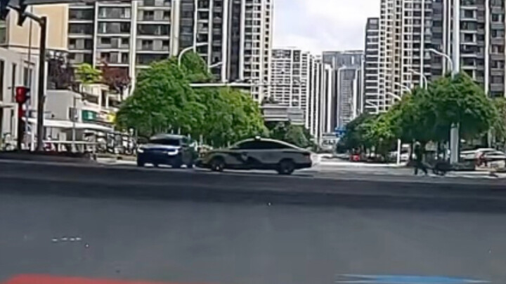 Xe cảnh sát đang trên đường đi làm nhiệm vụ thì gặp tai nạn giao thông