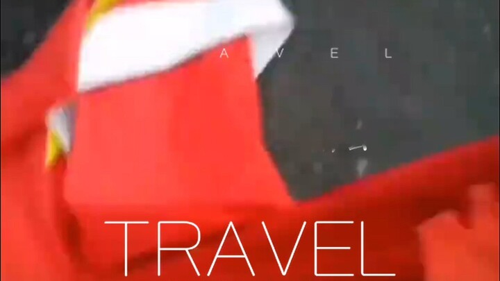 Pengendara sepeda motor menemukan bendera nasional yang jatuh di jalan, mengambilnya dan menyerahkan