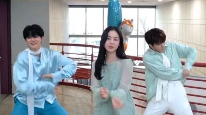 Ngakak banget, keliatan betapa kerasnya si adik aktris berusaha, bareng Kapten Ran Jun nyanyi “Say m