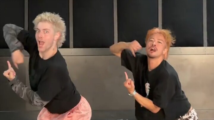 KATSEYE choreographer Grant dances "Pinky Up" with Sohey.