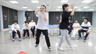 I really like the feeling of these two dancers dancing