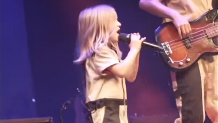 Romeo naik ke panggung dan lupa bawa mikrofon! Tahun 2024, kalian ingin kami tampil di mana?