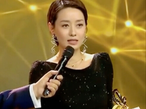 حتى الباباراتزي شعروا بالشفقة على ماي لي وخافوا أن تصاب بصدمة فتُسْرِعُ في الولادة، لذا انتظروا حتى 