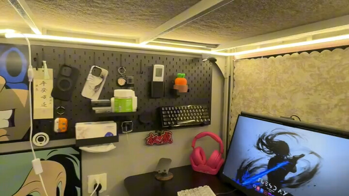 Hello, this is your dorm-style esports single-person package.