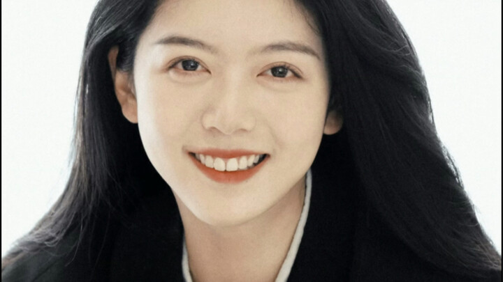 Teman bilang aku terlihat seperti dua orang yang berbeda saat tersenyum dan tidak.