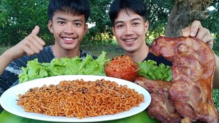 มาม่าเผ็ดเกาหลี กินกับหมูอบโอ่งหอมๆ และกิมจิอร่อยเข้ากันสุดๆ.