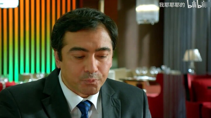 เด็กหญิงตัวน้อยถูกเลือกเข้าสู่ฮาเร็มของซาอุดีอาระเบีย และชีคต้องการที่จะเอาอกเอาใจเธอ "Hotel Love" ซ