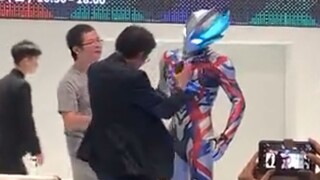 试图用肢体语言跟布莱泽奥特曼沟通的田口导演 in 台湾文化科技大会