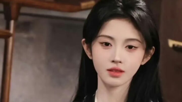 จวี๋จิ้งอีนึกถึงฉากที่ต้องแสดงในอีกสักครู่ก็อดหัวเราะไม่ได้