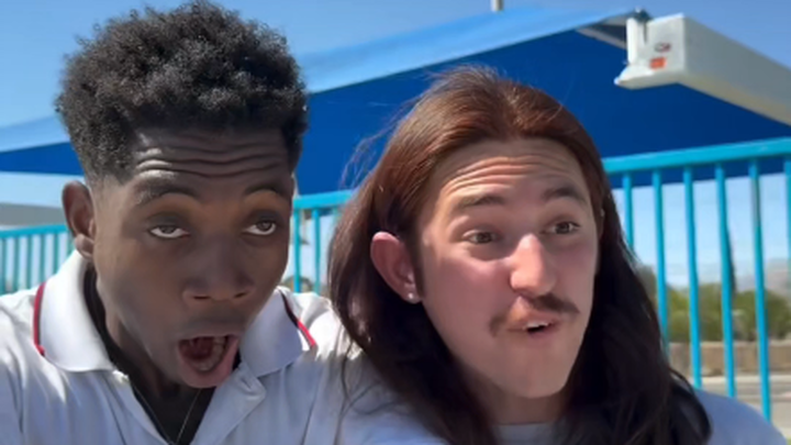 bro的臀部翘到可以顶起一个滑板