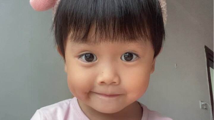 เด็กน้อยน่ารักที่ถ่ายวิดีโอเอง