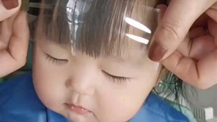 宝宝不去理发店剪刘海怎么办？剪发好妙招简单实用孩子也不抗拒